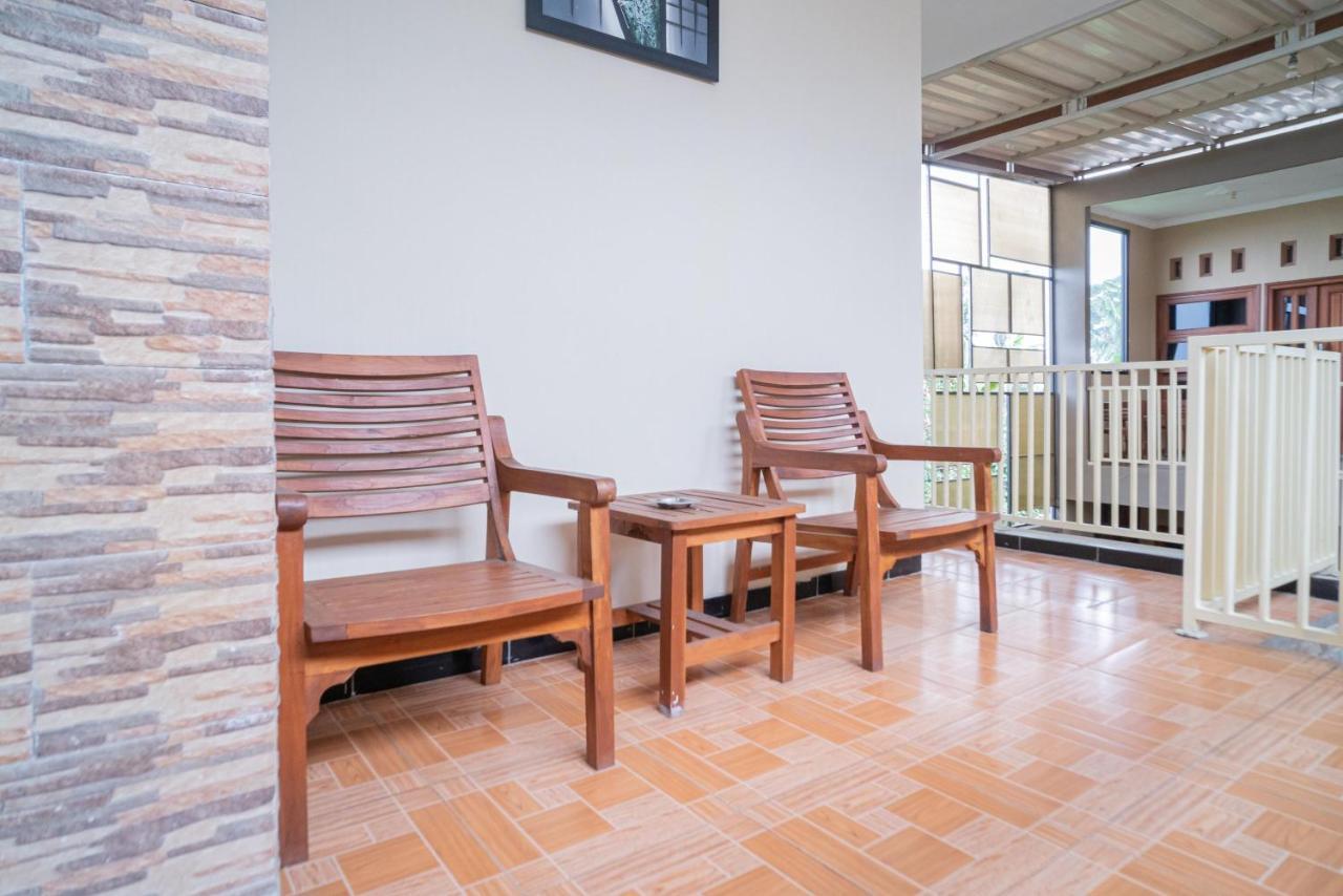 Reddoorz At Villa Akbar 3 Batu  Εξωτερικό φωτογραφία