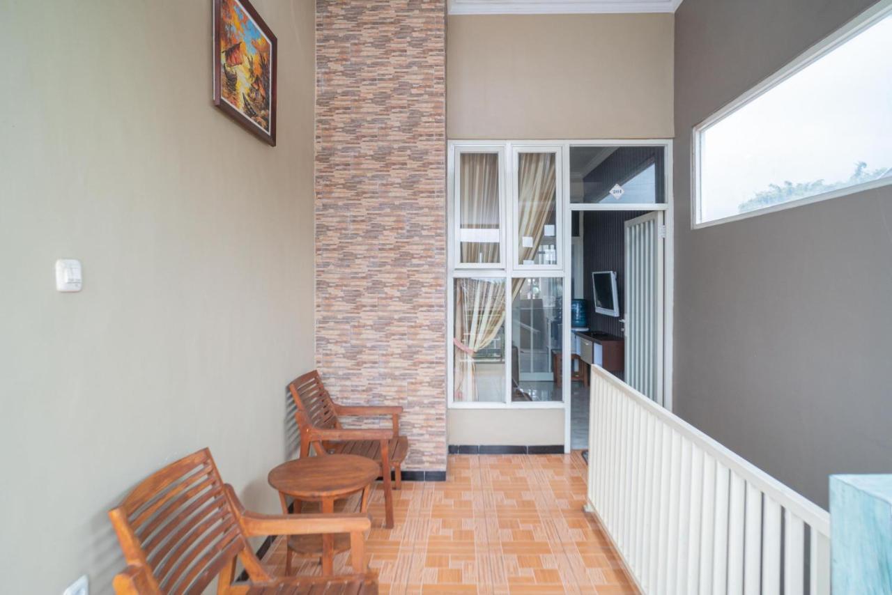 Reddoorz At Villa Akbar 3 Batu  Εξωτερικό φωτογραφία